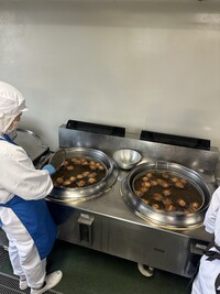 サータアンダギーを調理している様子