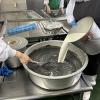 ③②に牛乳を入れて混ぜている様子