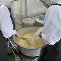 ①熱したお湯にプリンの素を混ぜている様子