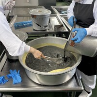 ②①にミキサーをかけたねりごまを混ぜている様子
