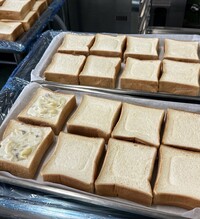 パンを押し込んでいる様子